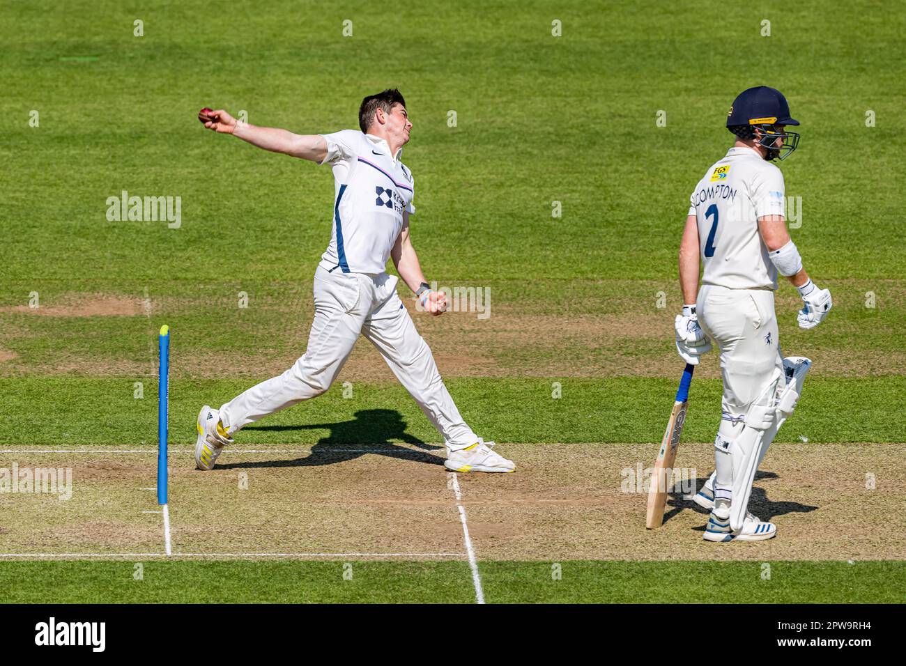 LONDRA, REGNO UNITO. 29 aprile 2023. E Bamber of Middlesex (left) bocce durante LV=Insurance County Championship Middlesex v Kent il giorno 4 al Lord's Cricket Ground sabato 29 aprile 2023 a LONDRA INGHILTERRA. Credit: Taka Wu/Alamy Live News Foto Stock