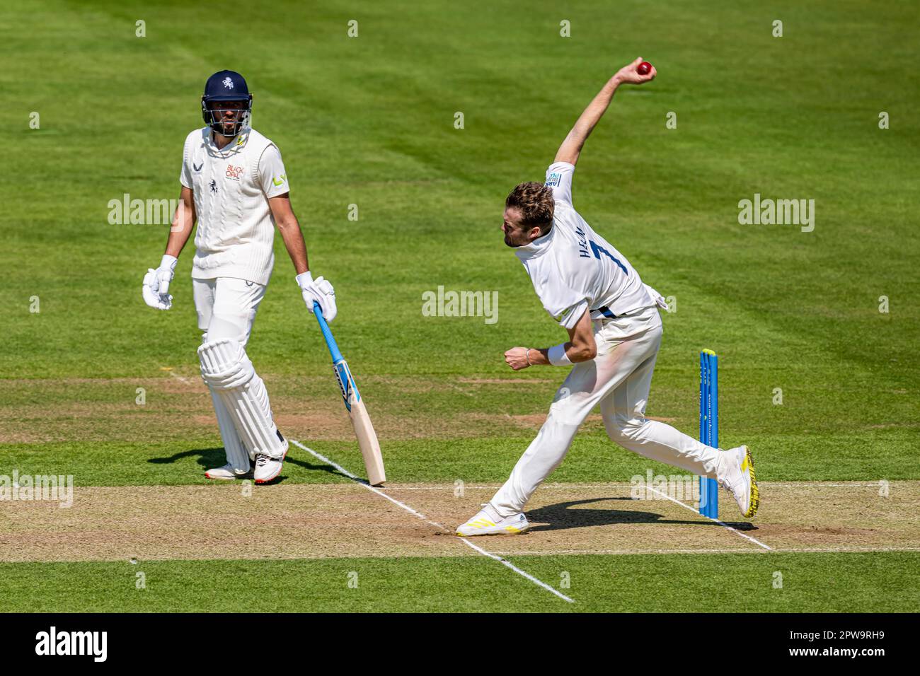 LONDRA, REGNO UNITO. 29 aprile 2023. T Helm of Middlesex (destra) bocce durante LV=Insurance County Championship Middlesex v Kent il giorno 4 al Lord's Cricket Ground sabato 29 aprile 2023 a LONDRA INGHILTERRA. Credit: Taka Wu/Alamy Live News Foto Stock