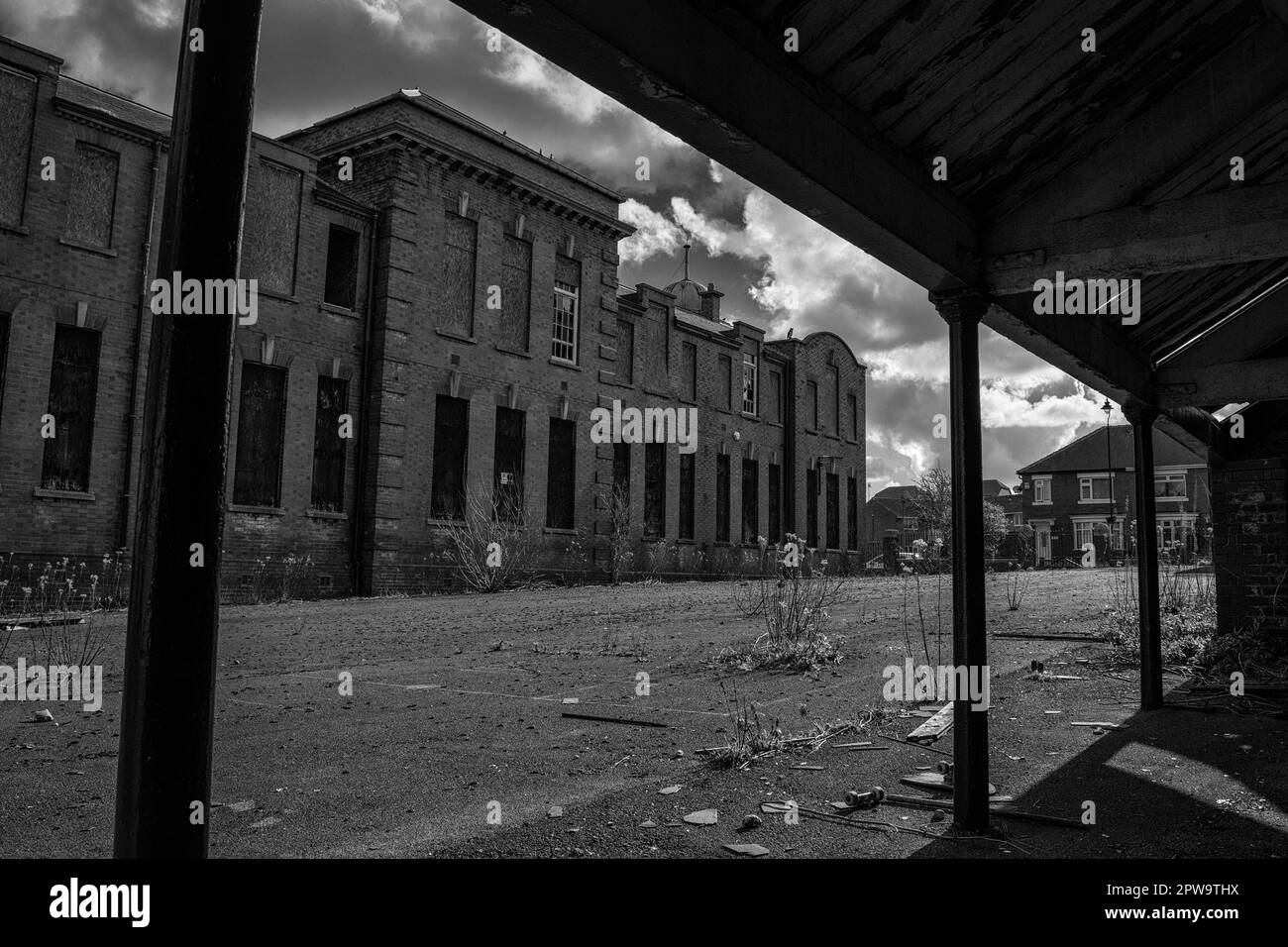 Vista esterna dell'edificio della scuola vittoriana abbandonata di Easington Colliery Foto Stock