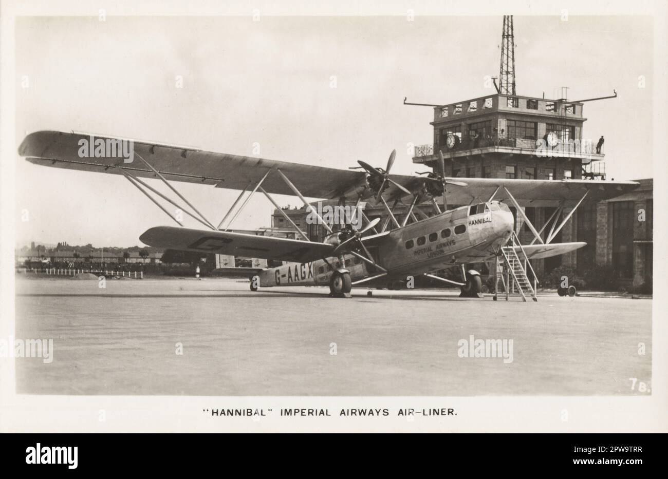 Croydon, Londra. c.1935. Una cartolina fotografica vintage intitolata “’Annibal’ Imperial Airways Air-liner ” e raffigurante l’aeromobile Imperial Airways DeHavilland HP.42 G-AAGX ‘Annibal’. Il primo volo del prototipo HP.42, «Hannibal» è stato il 14 novembre 1930. Il 1 marzo 1940 è stato perso sul Golfo dell'Oman in servizio RAF. Foto Stock