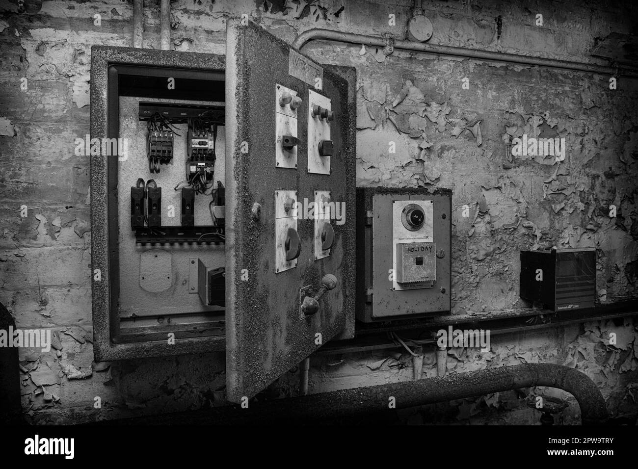 Un vecchio quadro elettrico nel seminterrato dell'abbandonata Easington Colliery School, ora demolito. Foto Stock