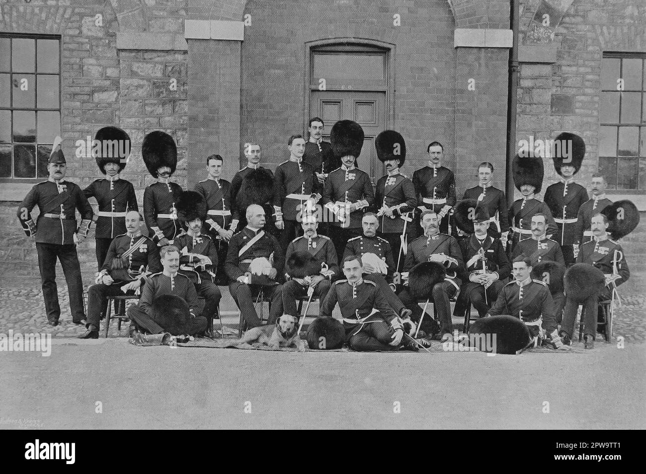 Circa. 1896. Il maggiore-Generale Moncrieff con un gruppo di ufficiali delle 1st Guardie scozzesi, presi durante l'ispezione annuale del battaglione. Foto Stock