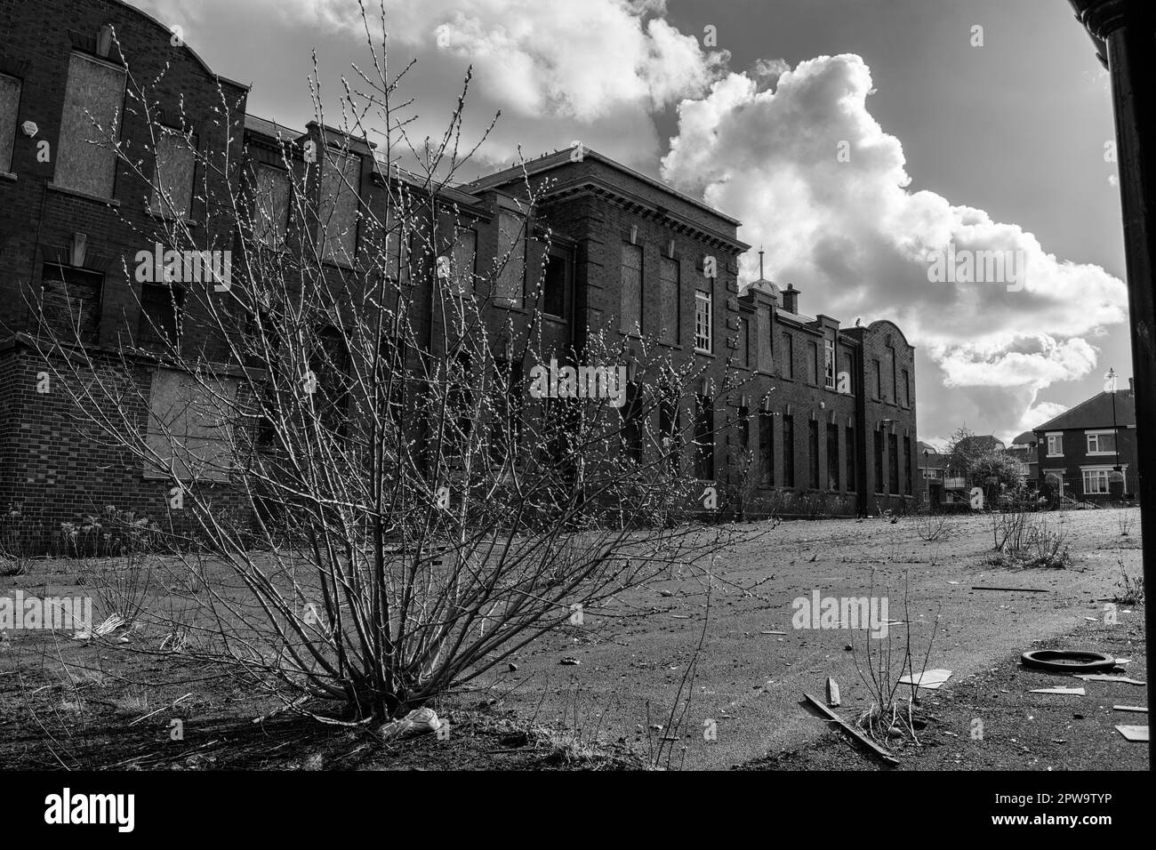 Vista esterna dell'edificio della scuola vittoriana abbandonata di Easington Colliery Foto Stock