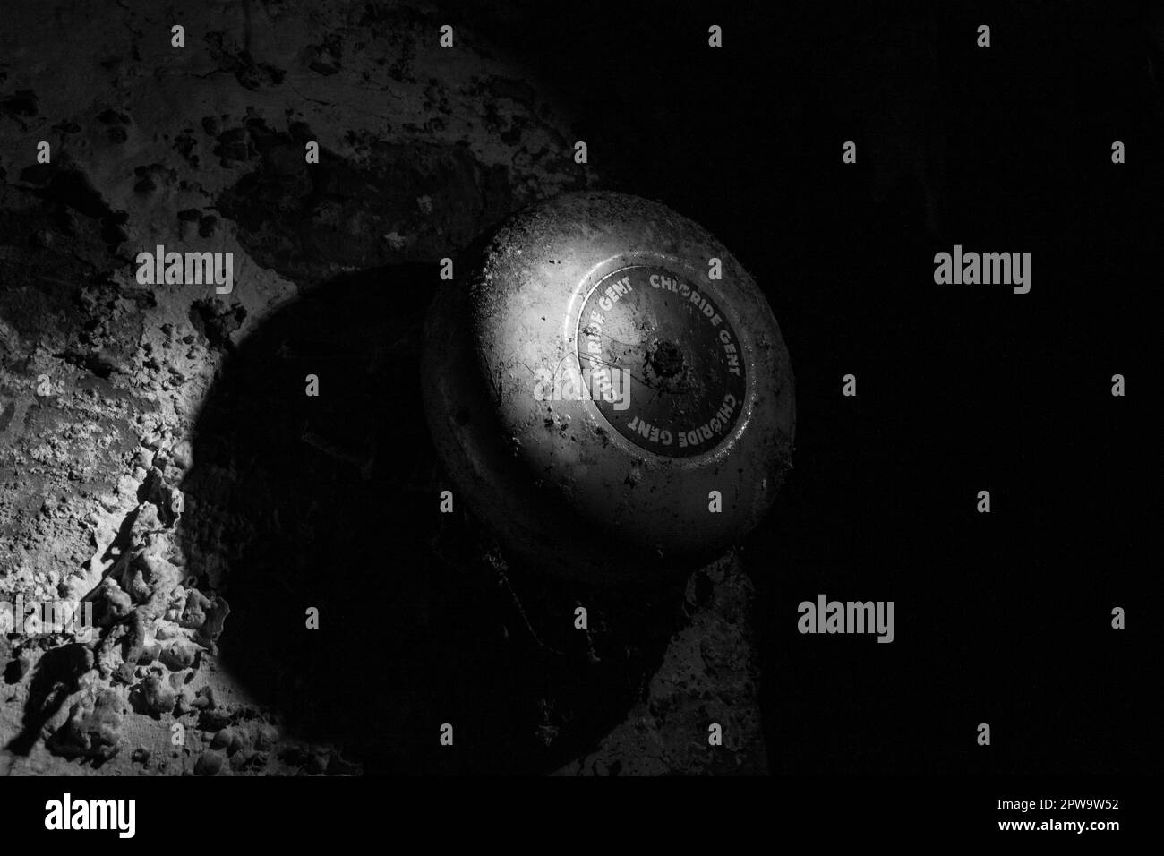 Un vecchio campanello di allarme antincendio nel seminterrato della scuola abbandonata Easington Colliery School, ora demolita. Foto Stock