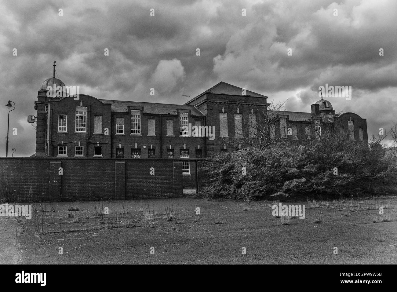 Vista esterna dell'edificio della scuola vittoriana abbandonata di Easington Colliery Foto Stock