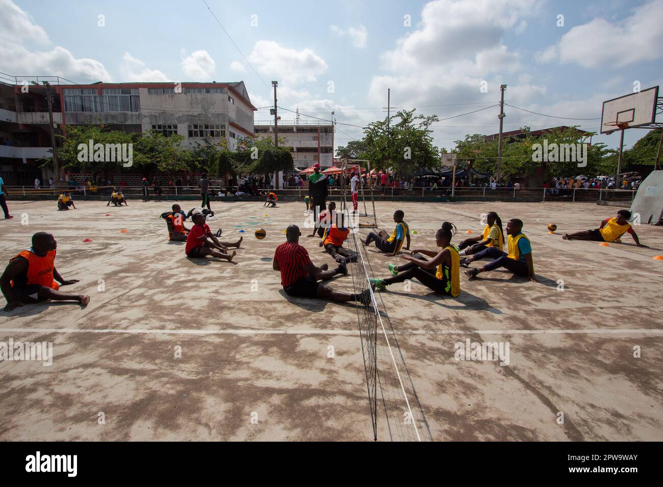Atleti dilettanti che giocano a pallavolo seduta, una forma di pallavolo per gli atleti disabili Foto Stock