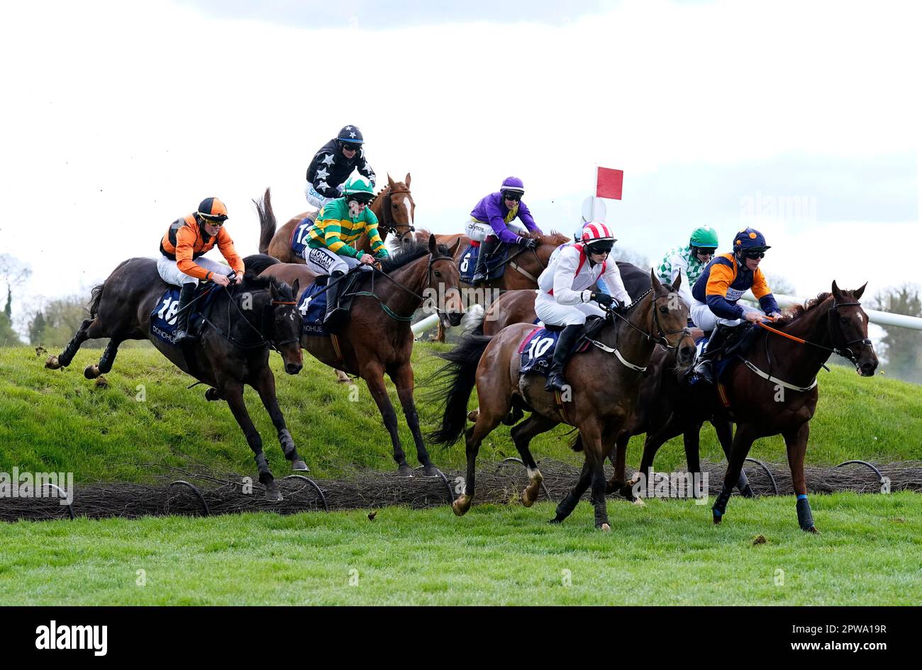 Subset guidato dal signor B T Stone (a sinistra) sulla strada per vincere la Donohue Solutions Cross Country Chase durante il quinto giorno del Punchestown Festival all'ippodromo di Punchestown nella contea di Kildare, Irlanda. Data immagine: Sabato 29 aprile 2023. Foto Stock