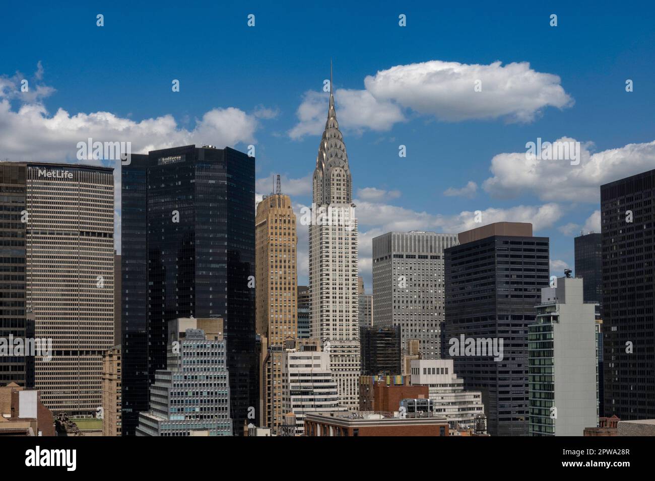 L'imponente skyline degli edifici degli uffici nel centro di Manhattan, visto da un ponte sul tetto a Murray Hill, 2023, New York City, USA Foto Stock