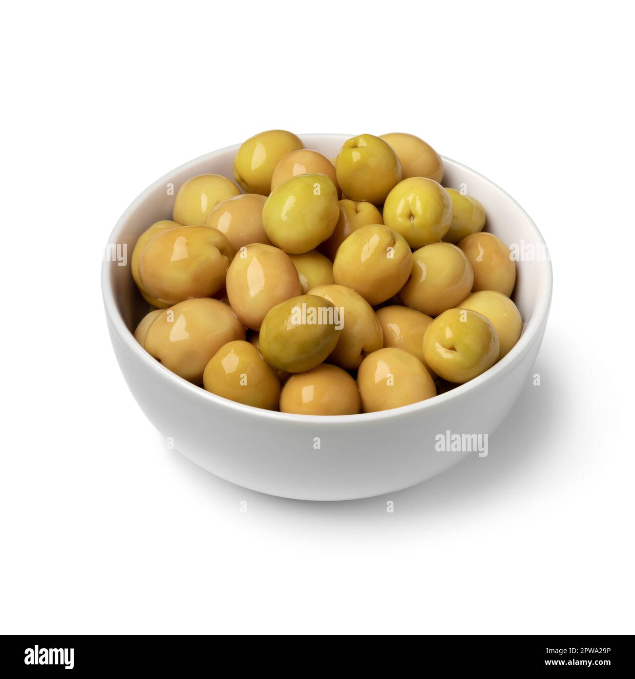 Ciotola con olive turche verdi primo piano isolato su fondo bianco Foto Stock