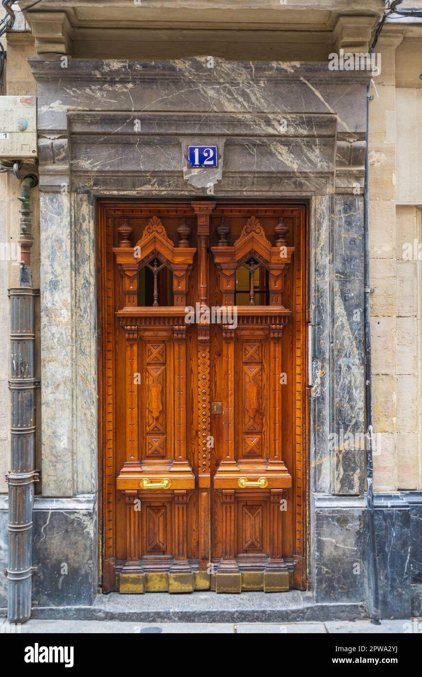 Porta a battente in legno vintage con intaglio, in inserti in marmo Foto Stock