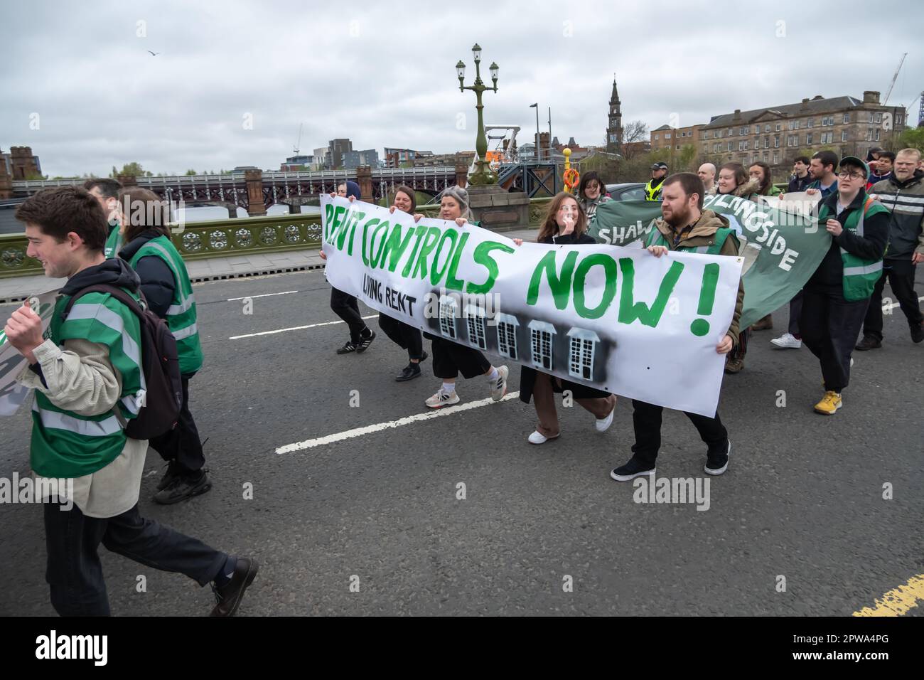 Glasgow, Scozia, Regno Unito. 29th aprile 2023. Gli attivisti che portano un cartello che dice Rent Controls Adesso marciano attraverso la città da George Square a Queens Park per segnare STUC May Day. Credit: SKULLY/Alamy Live News Foto Stock