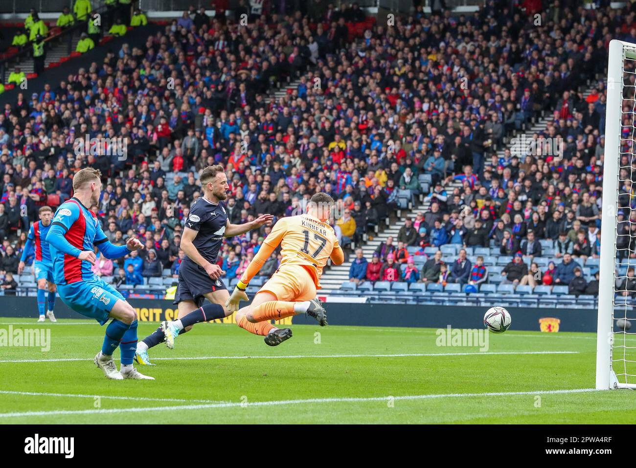 Glasgow, Regno Unito. 29th Apr, 2023. La prima delle semifinali della Scottish Cup è stata disputata tra Falkirk e Inverness Caledonian Thistle ad Hampden Park, Glasgow, Scozia, Regno Unito. Inverness ha vinto. Da 3 gol a 0 con gol da Billy McKay, numero 9, 7 minuti (penalità), e 57 minuti. Con un altro di Daniel MacKay, numero 17, in 34 minuti. Inverness ora va avanti per giocare il vincitore della prossima semifinale tra Rangers e Celtic. Credit: Findlay/Alamy Live News Foto Stock