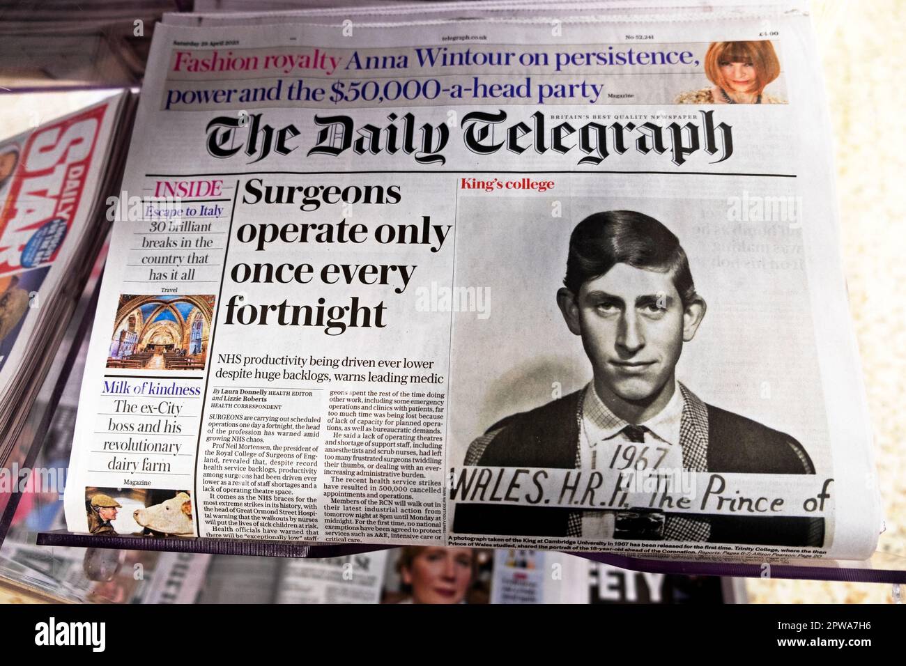 "I chirurghi operano solo una volta ogni due settimane" testata del quotidiano Daily Telegraph e il giovane Charles Prince of Wales 1967 ritratto Londra Regno Unito Foto Stock