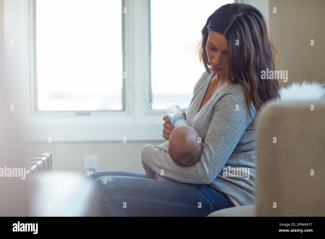 Quasi finito di nutrirlo. una madre che allatta il neonato. Foto Stock