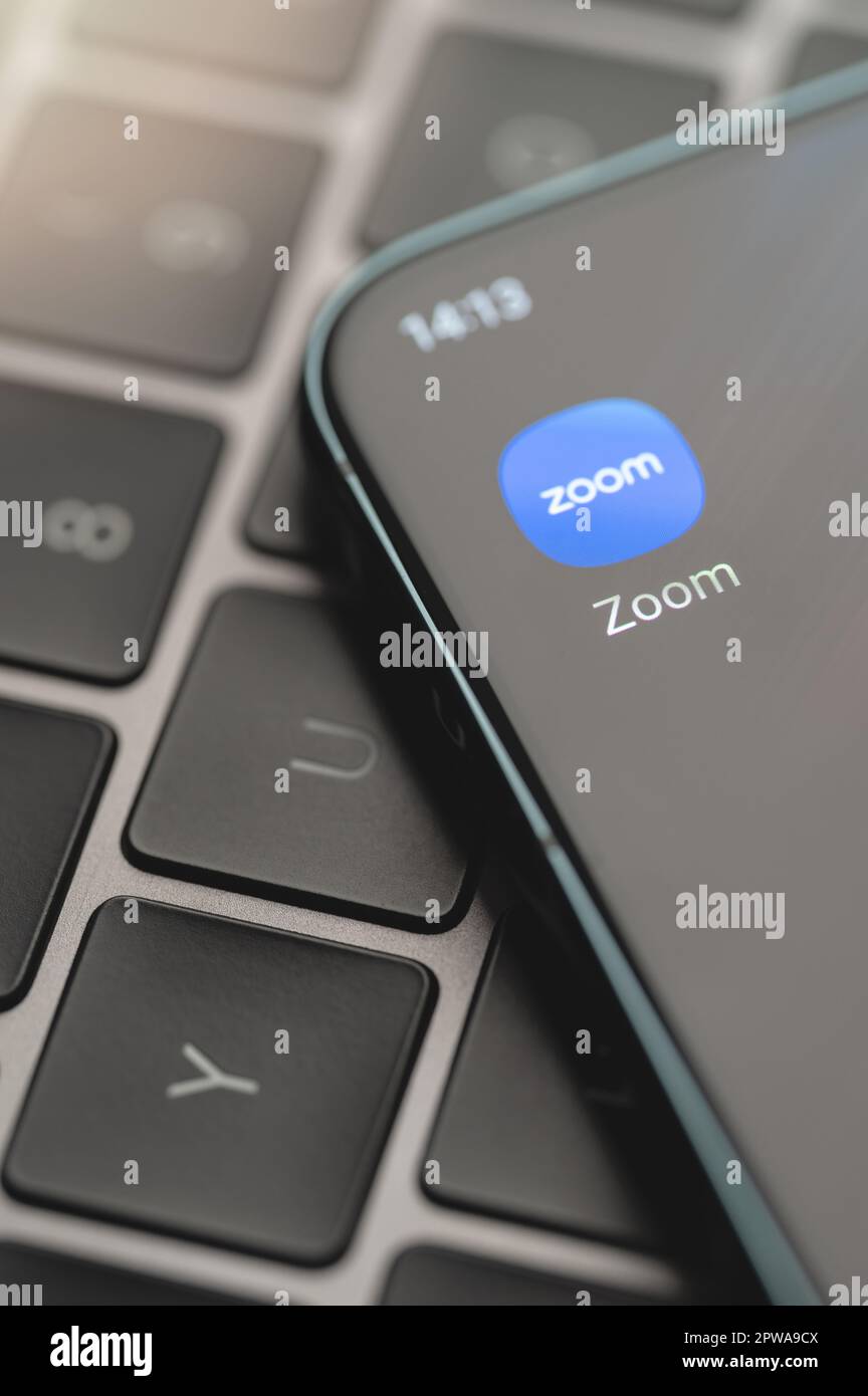 New york, USA - 25 aprile 2023: Icona dell'app Zoom sullo schermo dello smartphone Vista ravvicinata sfondo della tastiera Foto Stock