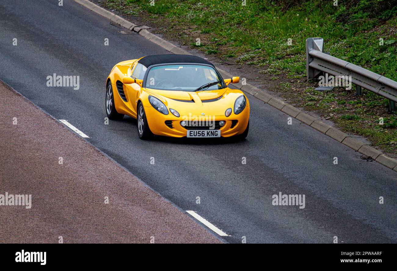 Un'auto sportiva convertibile gialla Lotus Elise che viaggia lungo la Kingsway West a doppia carreggiata a Dundee, Scozia Foto Stock