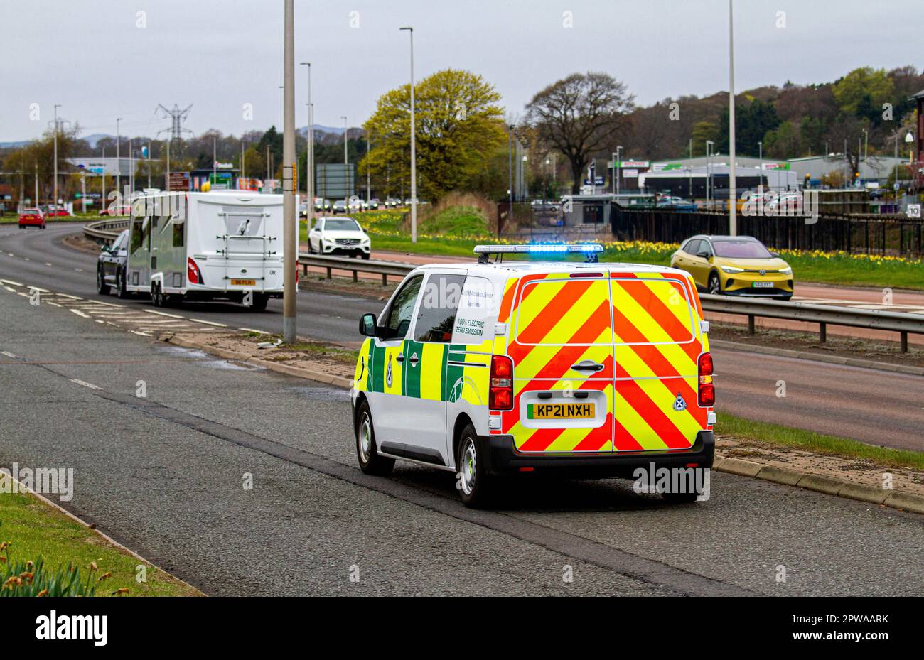 Un veicolo elettrico di supporto a emissioni zero NHS Scottish Ambulance Service 100% che viaggia lungo la Kingsway West Dual Carried a Dundee, Scozia Foto Stock