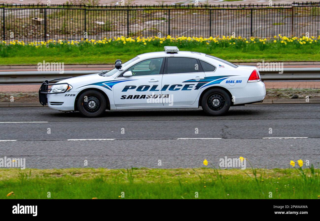 Un'auto americana Sarasota Cop che viaggia lungo la Kingsway West a doppia carreggiata a Dundee, Scozia Foto Stock
