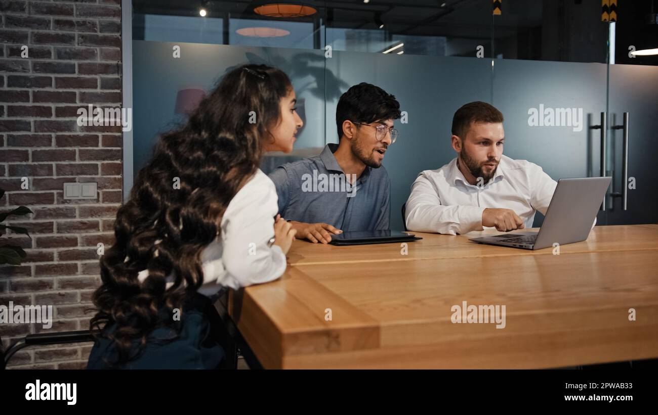 Uomo uomo d'affari uomo leader caucasico e diversi lavoratori aziendali multirazziale team d'affari brainstorm riunione in ufficio sala riunioni multinazionale Foto Stock