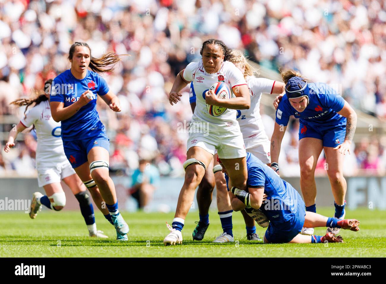 Saia Kabeya d’Inghilterra le donne sono affrontate da Audrey Forlani di Francia le donne durante la partita delle sei Nazioni delle donne TikTok Inghilterra vs Francia allo stadio Twickenham di Twickenham, Regno Unito, 29th aprile 2023 (Foto di Nick Browning/News Images) Foto Stock