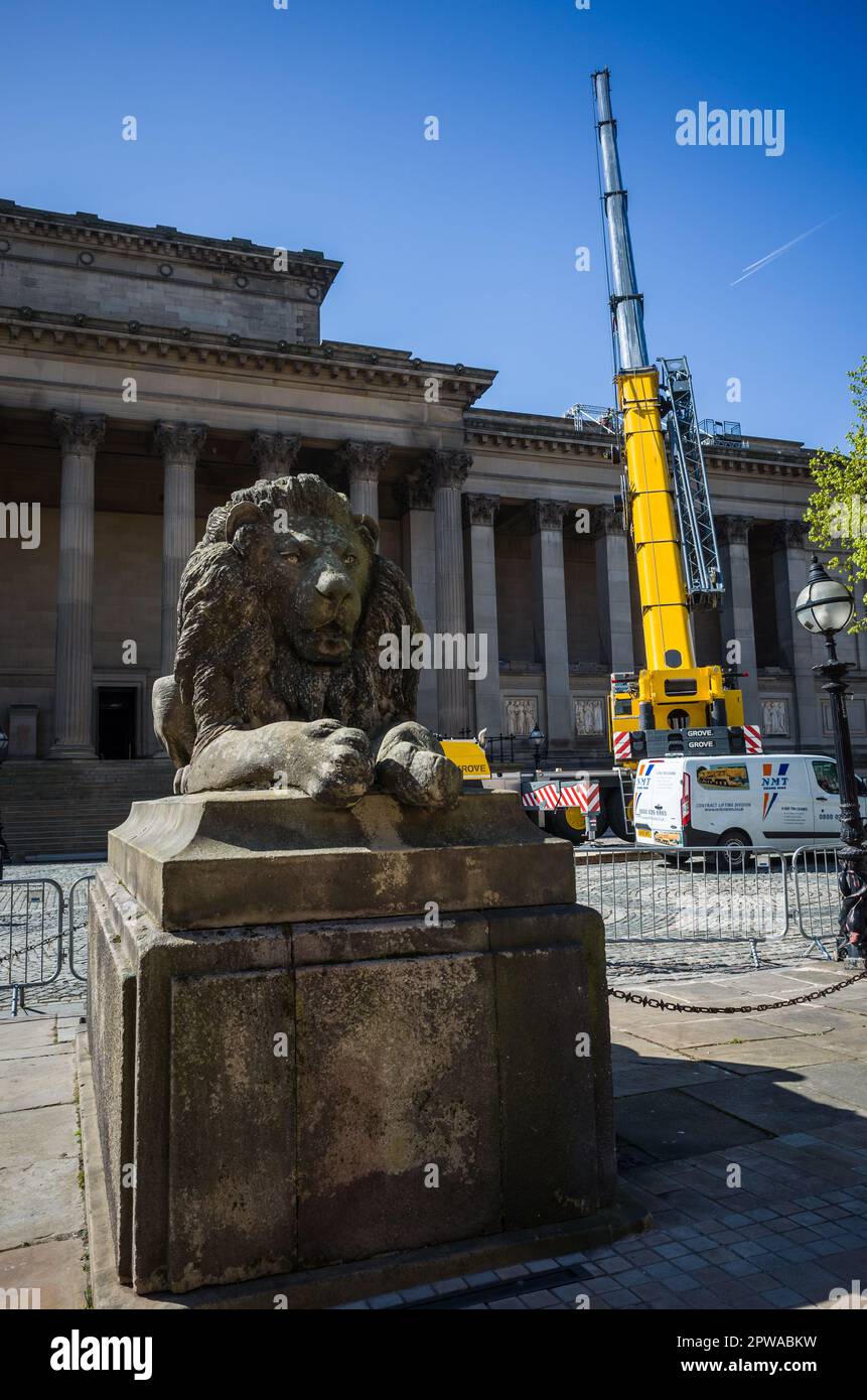 Una grande gru utilizzata per preparare il concorso di canzoni Eurovisione 2023 a Liverpool, Regno Unito. Foto Stock