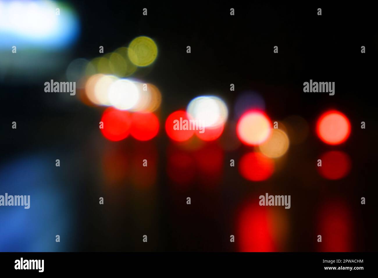 Città urbana luce notturna bokeh , defocalizzata blur sullo sfondo Foto Stock