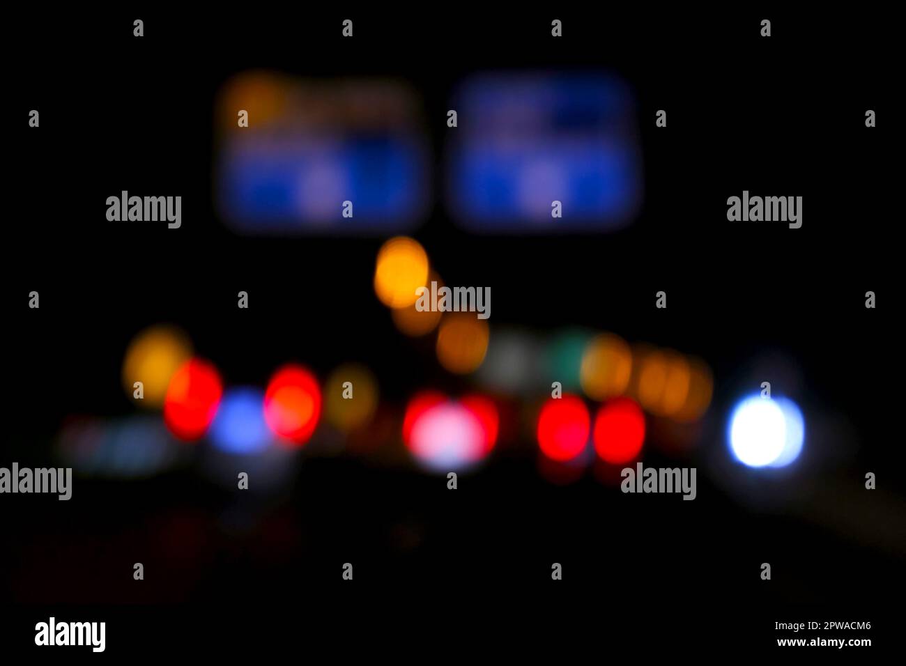 Città urbana luce notturna bokeh , defocalizzata blur sullo sfondo Foto Stock