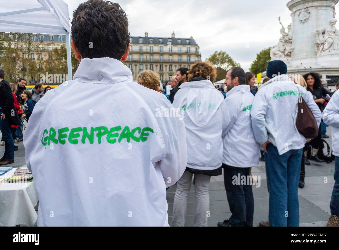 Parigi, Francia, Greenpeace, attivisti ambientali, dietro, logo, N.G.O. Demonstration to Free Jailed Climate Activists, Protestation Signs, 2013 Foto Stock