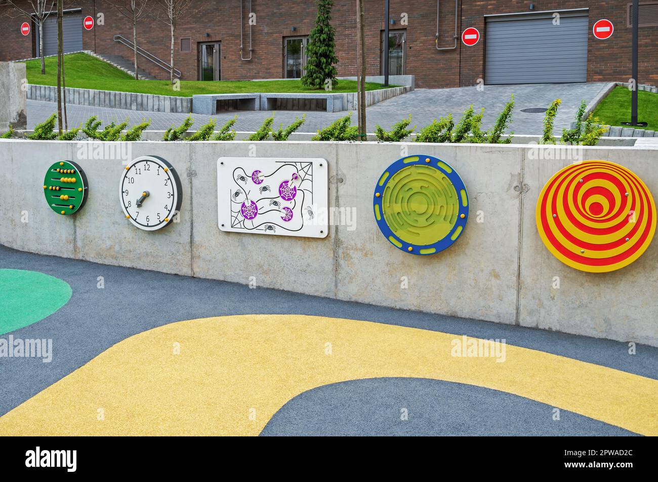 Parco giochi nel cortile di un edificio residenziale a più piani con rivestimento anti-shock e giochi educativi per bambini Foto Stock