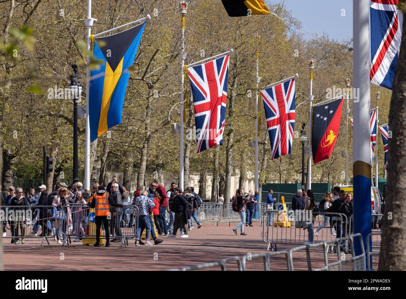 I turisti si riuniscono lungo il Mall per godersi la costruzione e i preparativi a londra prima dell'incoronazione di Re Carlo III, Londra, Inghilterra, Regno Unito Foto Stock I turisti si riuniscono lungo il Mall per godersi la costruzione e i preparativi a londra prima dell'incoronazione di Re Carlo III, Londra, Inghilterra, Regno Unito Foto Stock