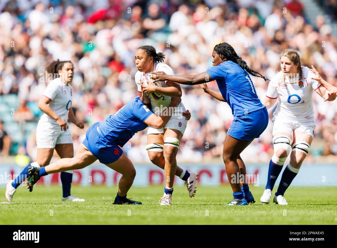 Sadia Kabeya of England Women viene affrontata durante la partita delle sei Nazioni delle donne TikTok Inghilterra vs Francia allo stadio Twickenham, Twickenham, Regno Unito, 29th aprile 2023 (Photo by Nick Browning/News Images) Foto Stock