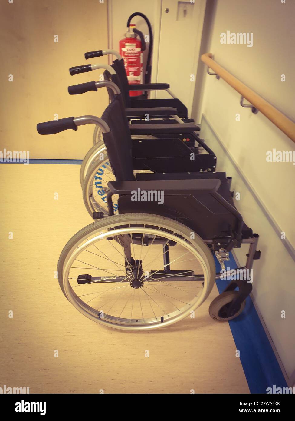 Geparkter Rollstuhl im Krankenhausflur Foto Stock