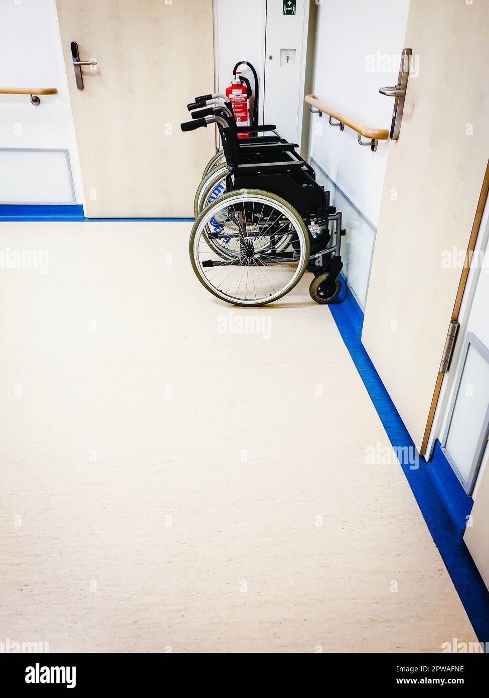Geparkter Rollstuhl im Krankenhausflur Foto Stock