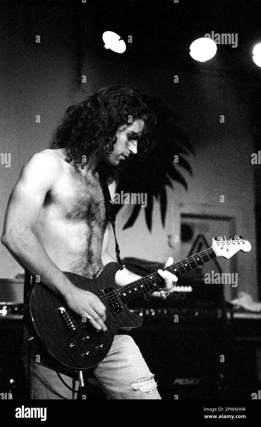 Milano Italia 1993-03-13 : Dweezil Zappa del gruppo Z in concerto al Zimba Club Foto Stock