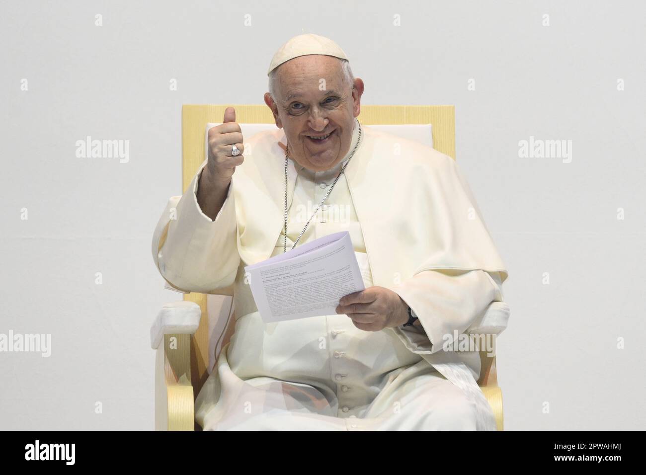 Budapest, Ungheria. 29th Apr, 2023. Papa Francesco partecipa a un incontro con i giovani alla Papp Laszlo Sportarena durante il suo viaggio apostolico a Budapest, in Ungheria, il 29 aprile 2023. Foto di Vatican Media (EV) /ABACAPRESS. Com Credit: Abaca Press/Alamy Live News Foto Stock