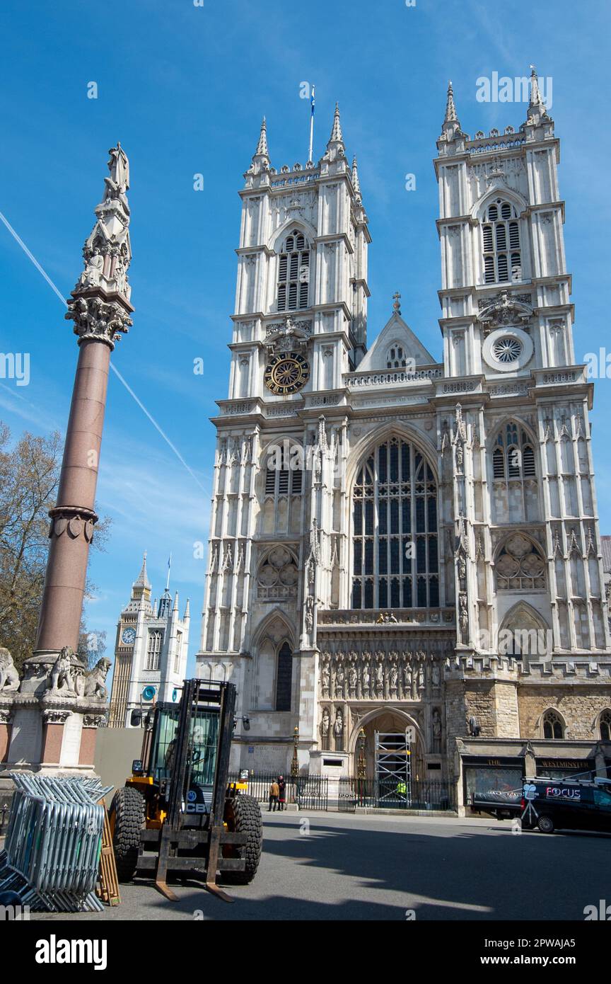 Londra, Regno Unito. 29th aprile 2023. L'Abbazia di Westminster è chiusa ai visitatori poiché i preparativi per l'incoronazione di Re Carlo III sono in corso. Ora è solo una settimana prima che il Coronation e Londra si aspettano di essere molto affollati con i turisti e i visitatori. Credit: Maureen McLean/Alamy Live News Foto Stock