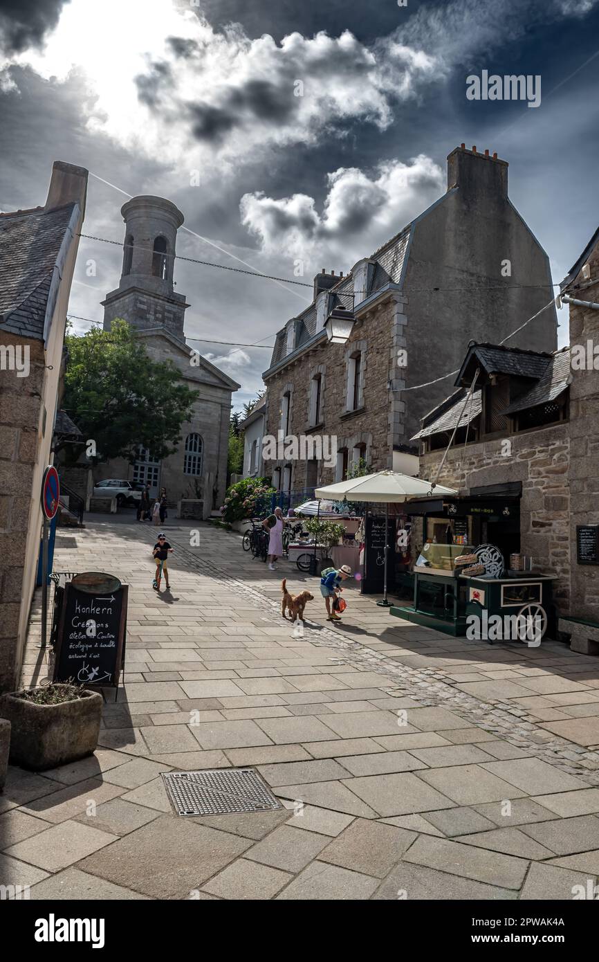 Concarneau, FRANCIA - 26. Agosto 2022: Vicolo stretto nella città antica Concarneau con roccaforte medievale alla costa atlantica Finistere in Bretagna, p. Foto Stock