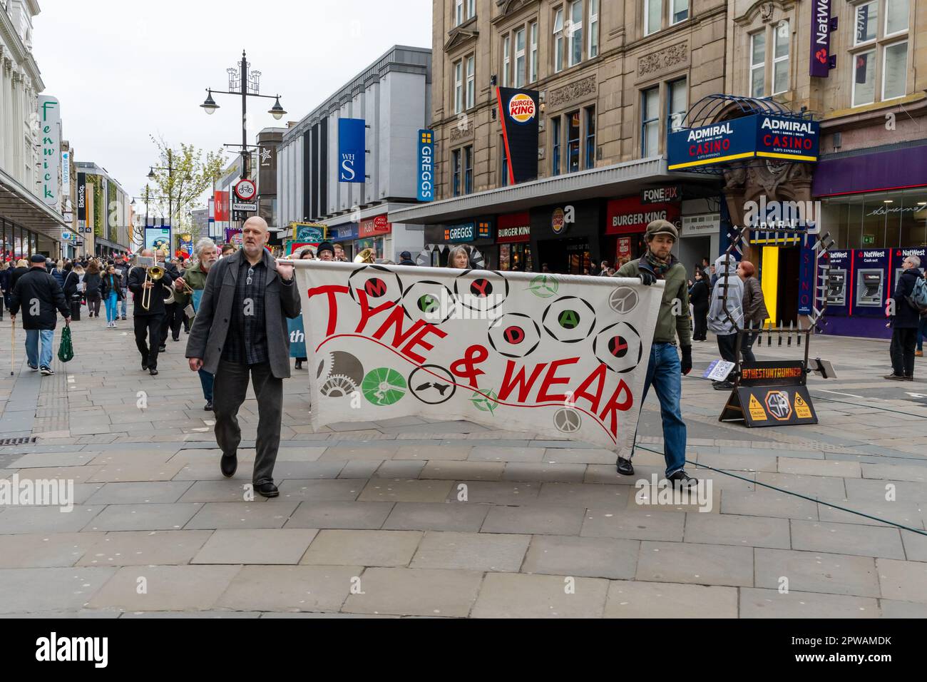 Newcastle upon Tyne, Regno Unito. 29th aprile 2023. Maggio marzo e raduno nel centro della città, con i sindacati e altre organizzazioni della sinistra politica che celebrano la Giornata internazionale dei lavoratori e che si battono per migliorare la retribuzione e le condizioni per i lavoratori. Credit: Hazel Plater/Alamy Live News Foto Stock