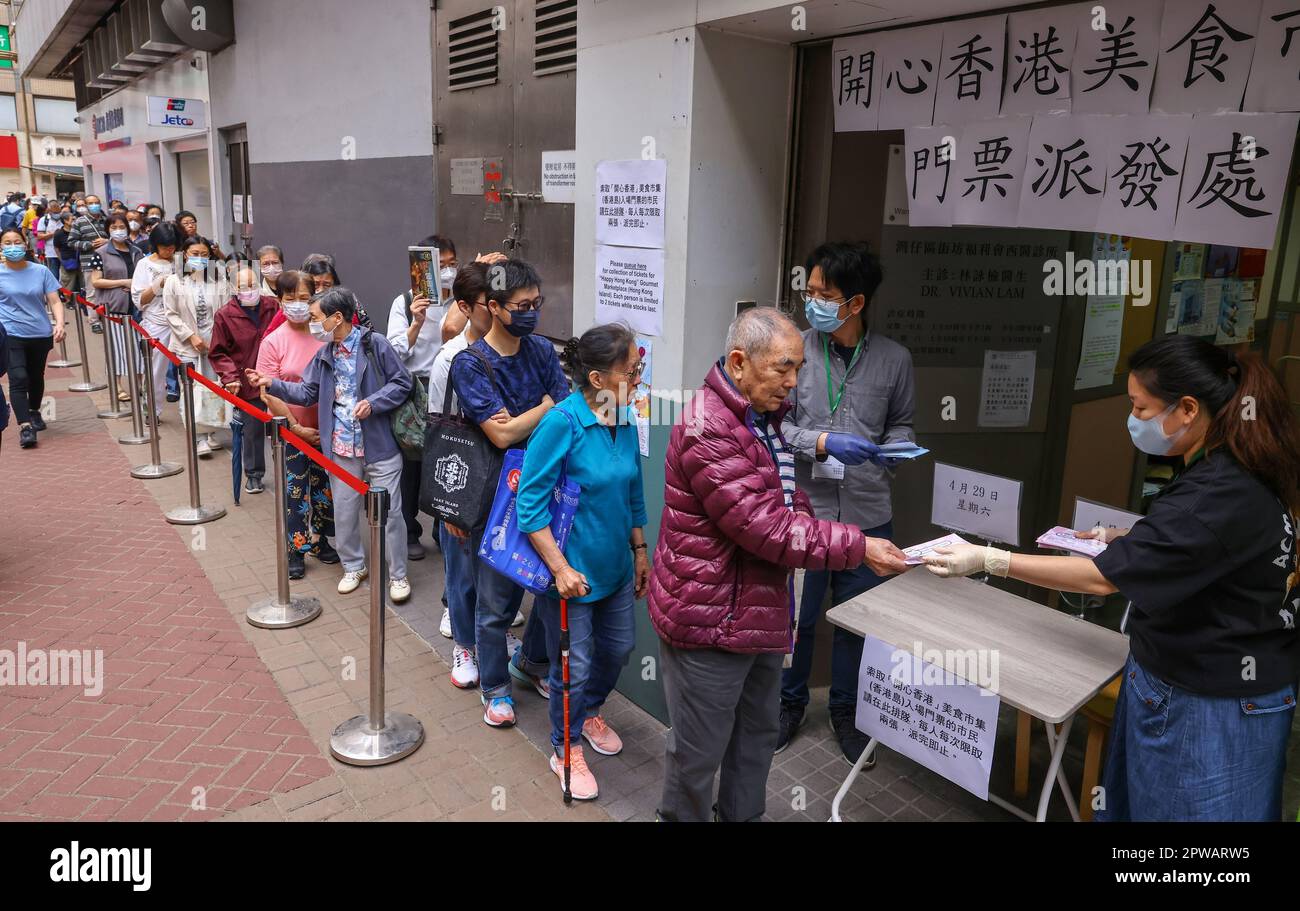 Le persone si accodano al di fuori del centro di richiesta per gli affari interni WAN Chai. I biglietti per il pubblico 8am - i punti salienti della campagna "Happy Hong Kong" includono una serie di mercati gastronomici in diverse parti della città, organizzati dal Dipartimento degli Affari interni, che propone prelibatezze locali, continentali e internazionali. Il primo della serie si terrà il 29 e 30 aprile presso la Sala Esposizioni del Centro Convegni ed Esposizioni di Hong Kong. WAN Chai Centro di richiesta per gli affari interni. 26APR23. SCMP/Dickson Lee Foto Stock