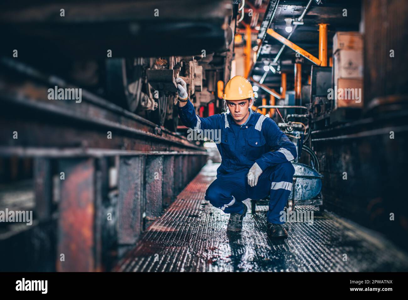 Ritratto Caucasion lavoro di lavoratore maschile in locomotive riparazione Negozi sorridente felice Foto Stock