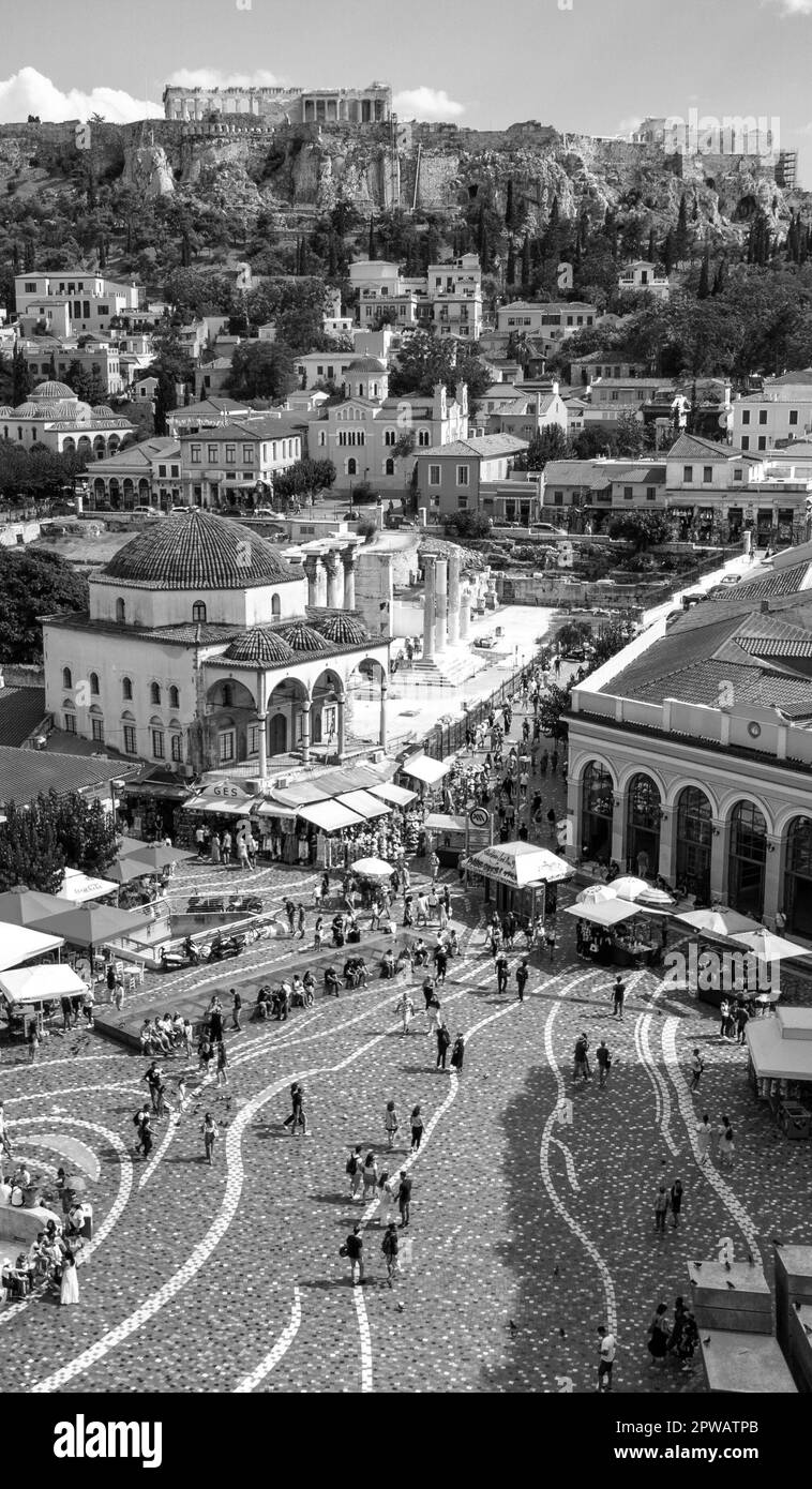 Vista elevata di Piazza Monastiraki ad Atene con l'Acropoli che si affaccia sulla città sullo sfondo. Atene, Grecia Foto Stock