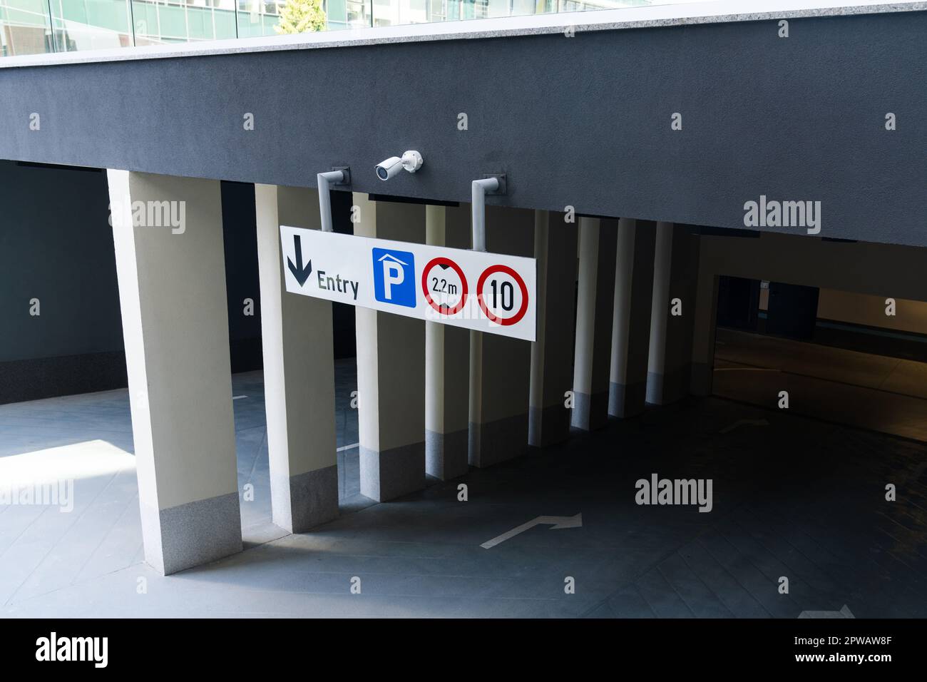 Ingresso al parcheggio sotterraneo. Foto di alta qualità Foto Stock