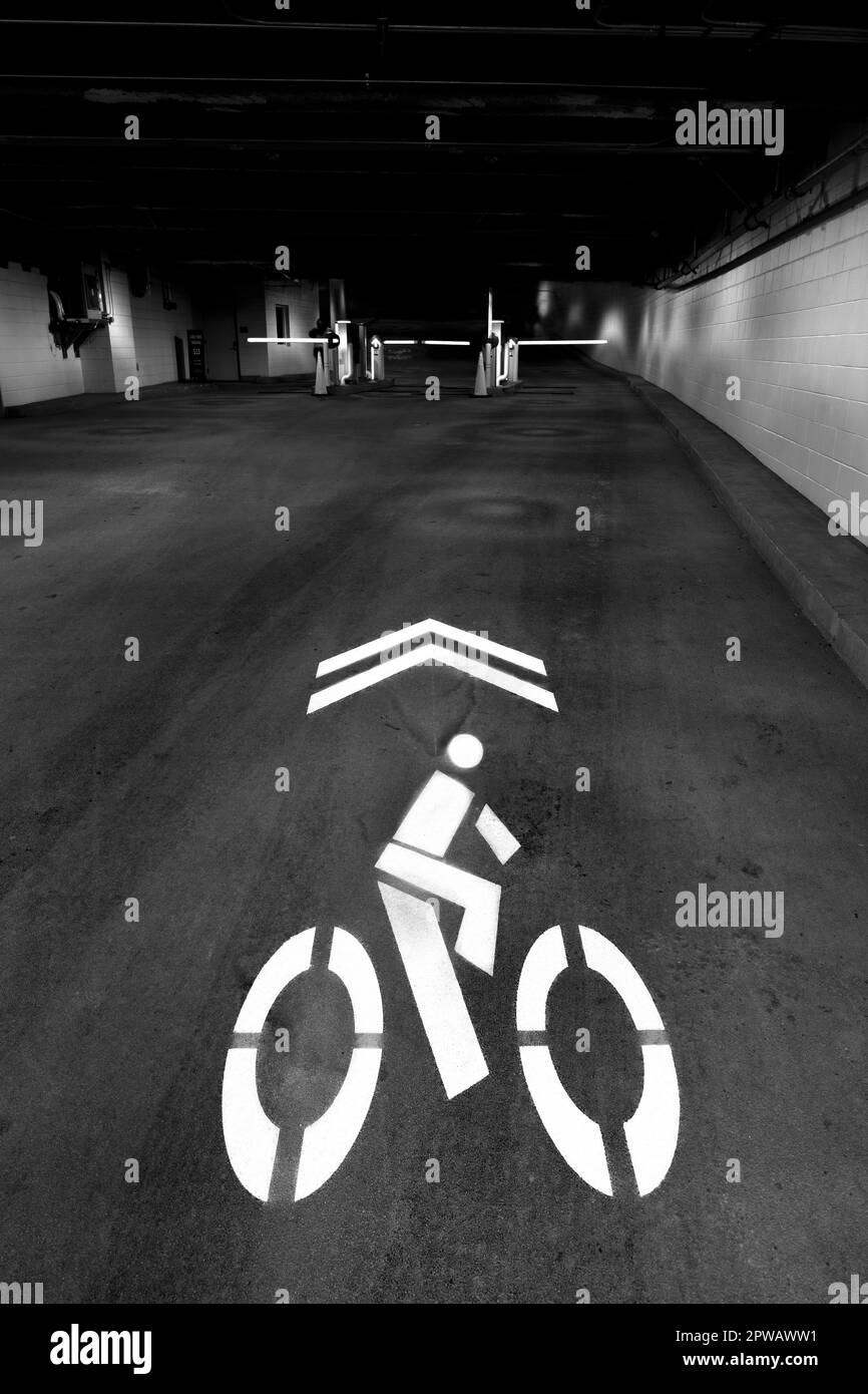 WA24301-00-BW...WASHINGTON - ingresso biciclette a un garage di Seattle. Foto Stock