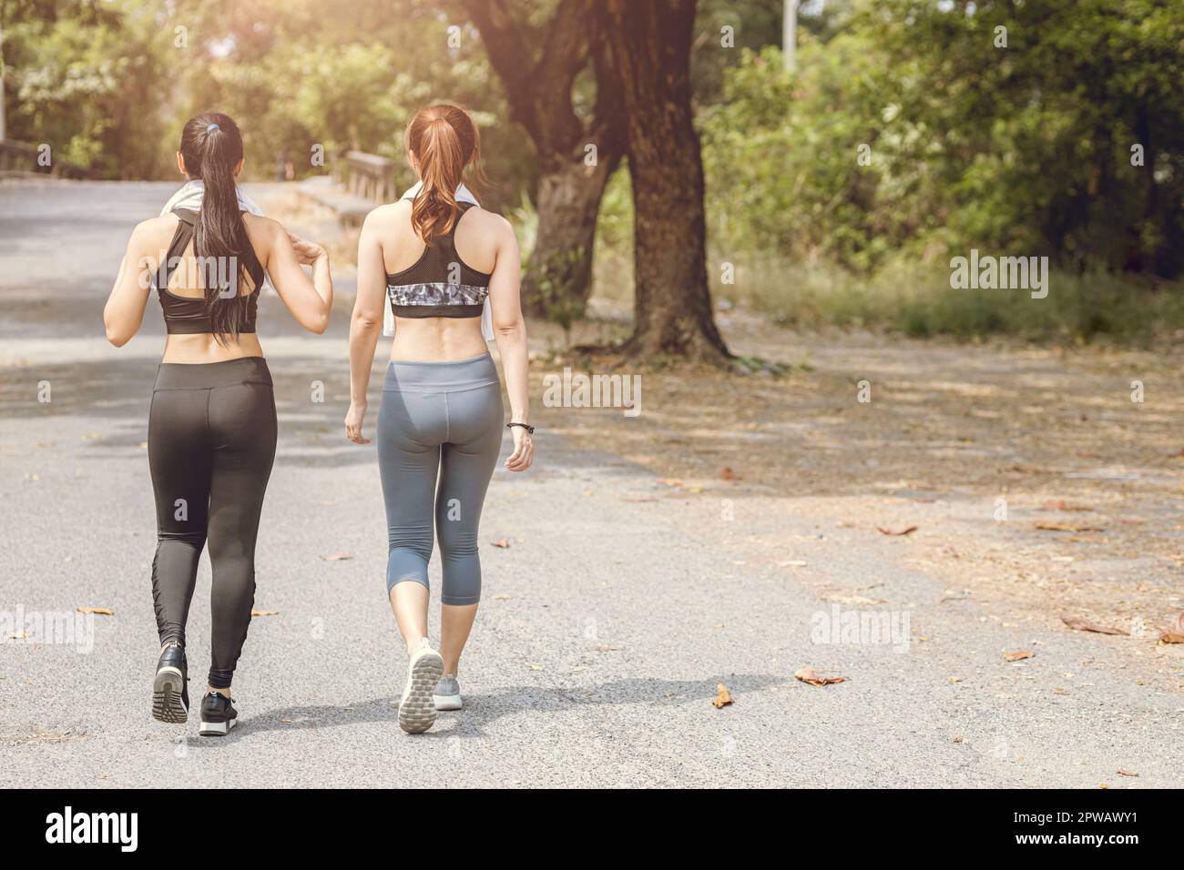 le donne amico camminano insieme all'aperto rilassarsi per lo sport ricreazione al mattino Foto Stock