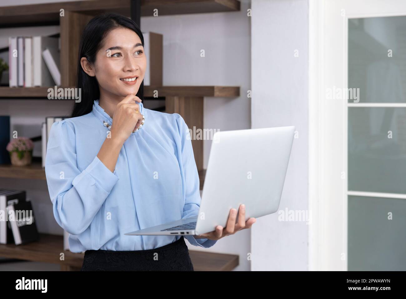 Smart Vision Donna leader. Impiegato d'ufficio busineeswoman con computer portatile pensando espressione sorriso. Foto Stock