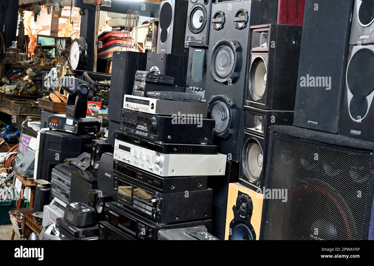 All'interno del Gloucester Road Reclamation Centre, con un vasto mix di oggetti d'epoca da spazzare a oggetti d'antiquariato e curiosità, Bristol, Regno Unito Foto Stock