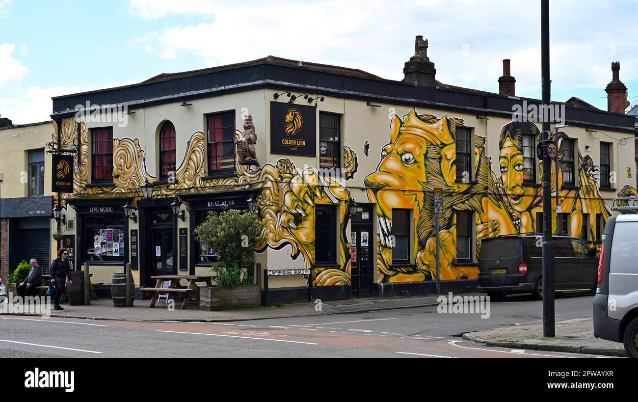 Fuori dal pub Golden Lion Gloucester Rd, Bishopston, Bristol, Regno Unito Foto Stock