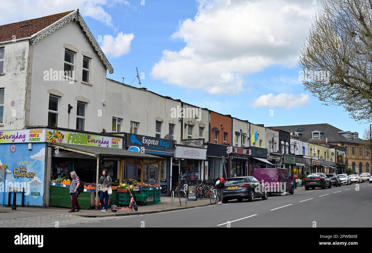 Shopping strada con piccoli negozi indipendenti, Gloucester Rd, Bristol, Regno Unito Foto Stock