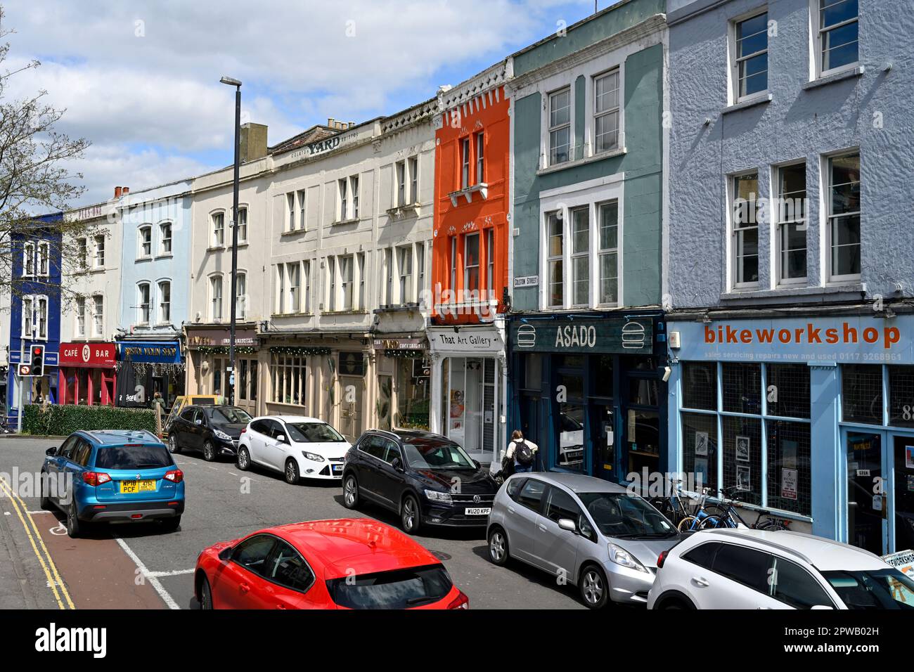 Shopping strada con piccoli negozi indipendenti, St Michaels, Bristol, Regno Unito Foto Stock