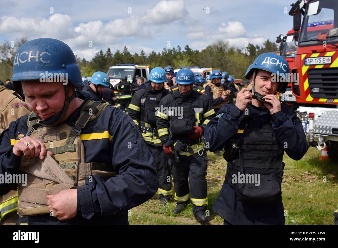 27 aprile 2023, Zaporizhzhzhia, Ucraina: Membri del Servizio di emergenza statale ucraino visto dopo la fine del fuoco perfora nella localizzazione e spegnere l'incendio boschivo condizionale. Dall'inizio dell'invasione russa su vasta scala, gran parte dell'Ucraina ha dovuto affrontare emergenze, tra cui conchiglie, incendi, evacuazione dei cittadini, mine terrestri, nonché la distruzione di edifici e infrastrutture critiche. Il Servizio di emergenza statale dell'Ucraina sono i primi soccorritori che si occupano di queste sfide. (Credit Image: © Andriy Andriyenko/SOPA Images via ZUMA Press Wire) EDITORIALE USAG Foto Stock